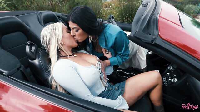 Лесбийское путешествие: девушки шалят на капоте