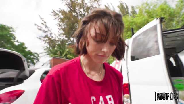 Счастливчик трахает тощую телку прямо на улице