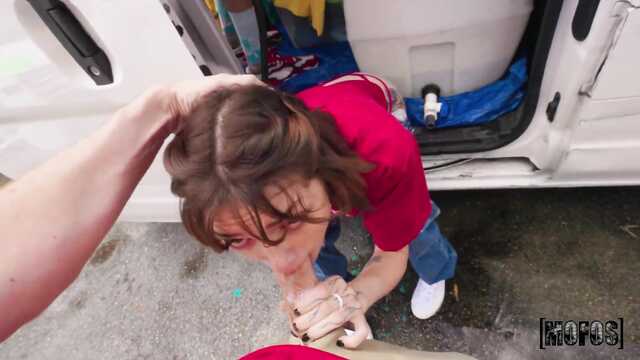 Счастливчик трахает тощую телку прямо на улице