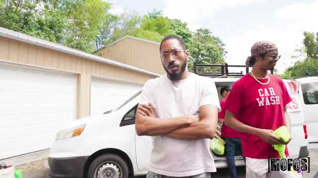 Счастливчик трахает тощую телку прямо на улице