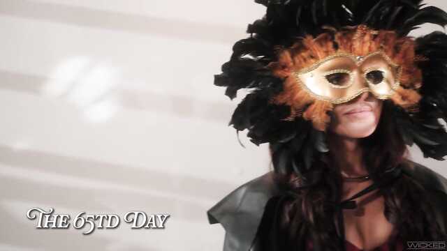 Красотки без трусиков позируют друг для друга