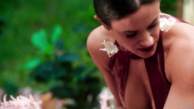 Красотки без трусиков позируют друг для друга