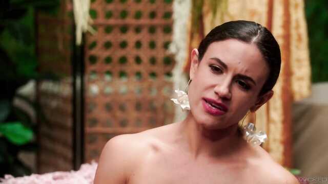 Красотки без трусиков позируют друг для друга