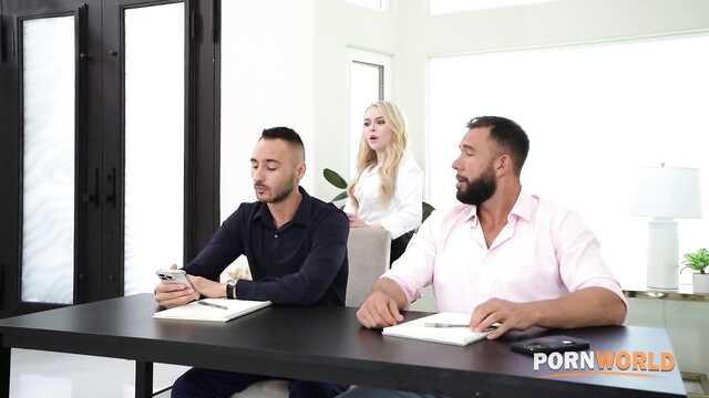 Красивая репетитор трахается с двумя мужиками