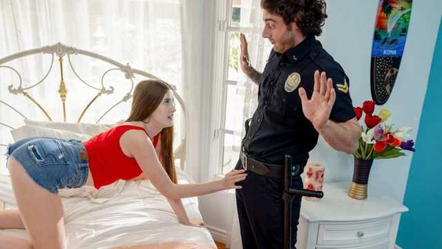 У студентки возникли проблемы и она отсосала копу