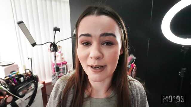 Гибкая милашка вылизала мне яйца и я ее трахнул