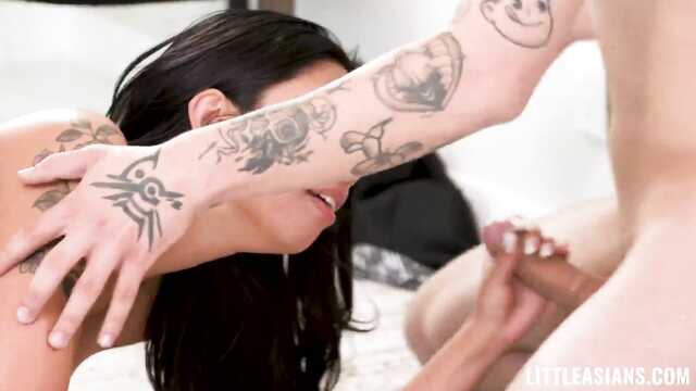 Щуплая учительница анатомии отдалась студентам