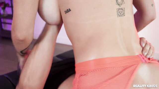 Возбудила и дала небритому соседу в возрасте