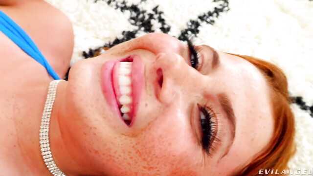 Ебливая рыжая провинциалка всегда рада в попку