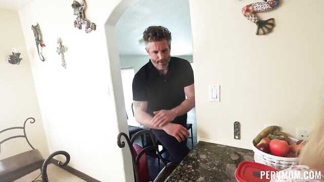 Чтобы спасти брак, парочка пробует секс втроем