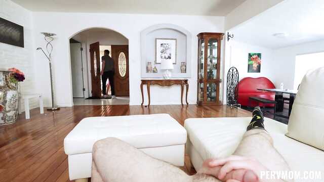 Чтобы спасти брак, парочка пробует секс втроем