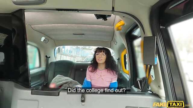 В салоне такси водитель засадил в совершеннолетнюю