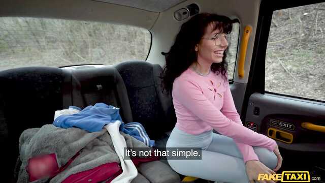 В салоне такси водитель засадил в совершеннолетнюю