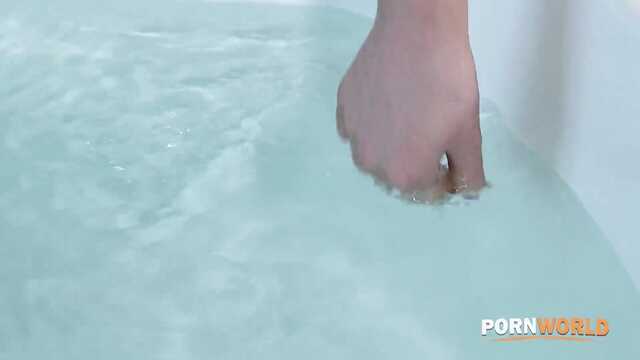 Мне надоело дрочить и я потрахалась с коллегами