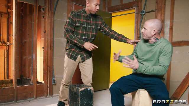 Хитрый негр натягивает мамку и ее развратную дочку