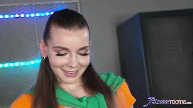 Спортсменка испытала сквирт на большом хую тренера