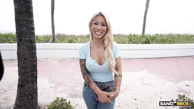 Заманив китаянку в фургон, пикапер засадил в киску