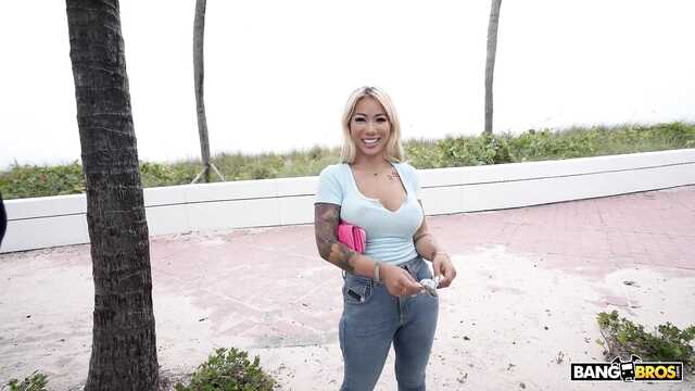 Заманив китаянку в фургон, пикапер засадил в киску