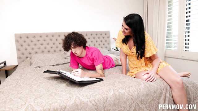 Грязная мамочка обучает молодых сыновей сексу