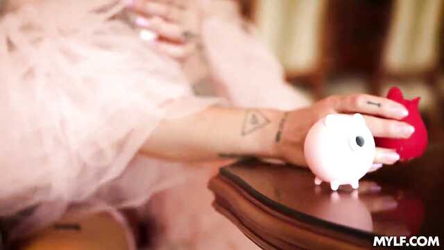 Сынок, я так устала дрочить, может вставишь в меня