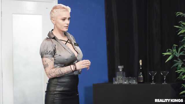 Доступная пиздёнка для немедленного проникновения