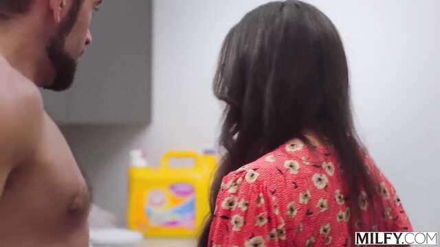 Милф в очках изменяет мужу с молодым садовником