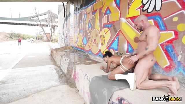 Наглый лысый мужик трахает негритянку на улице