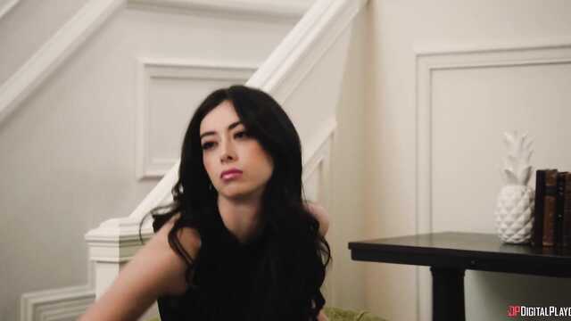 Молодой любовник глубоко вставляет в замужнюю милф