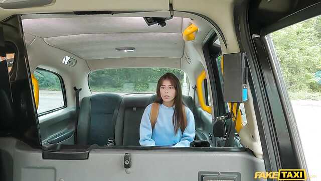 Член очень туго входит в киску тощей колумбийке