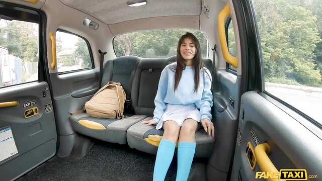 Член очень туго входит в киску тощей колумбийке