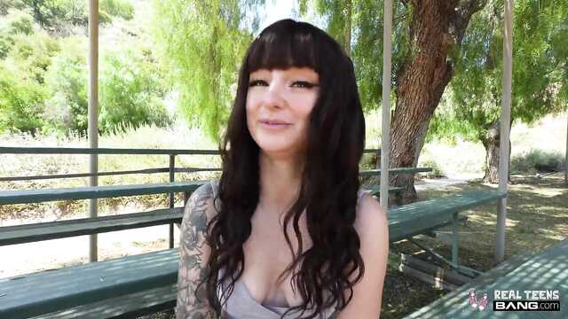 Незнакомка сосет на природе и отдается на хате