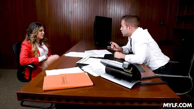 В рабочем кабинете босс вставляет двум мамочкам