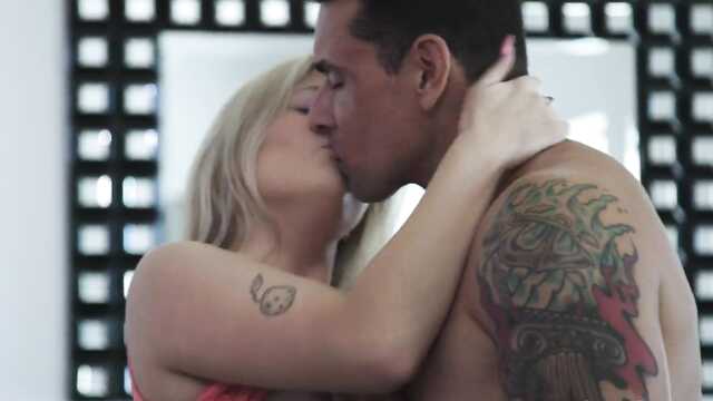 В нерабочее время блондинка переспала с коллегой