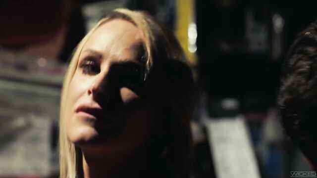 В темном гараже механик трахает двух блондинок