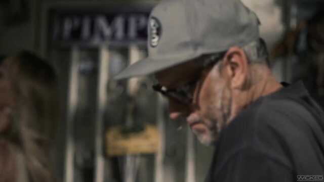 В темном гараже механик трахает двух блондинок