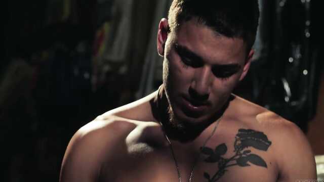 В темном гараже механик трахает двух блондинок