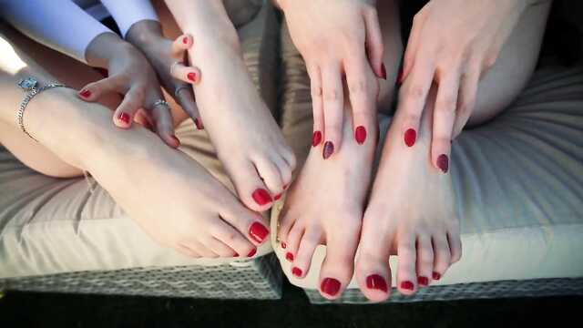 Лесби эротика, где девушки возбуждают ступнями