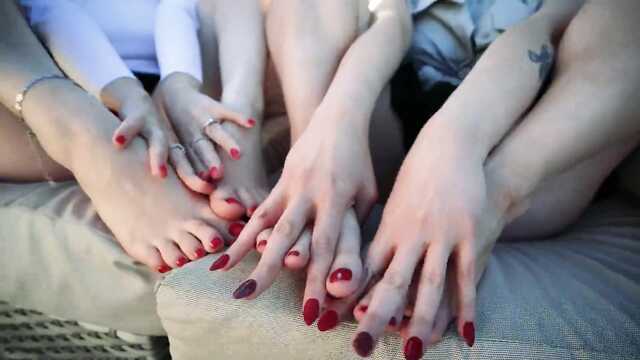 Лесби эротика, где девушки возбуждают ступнями