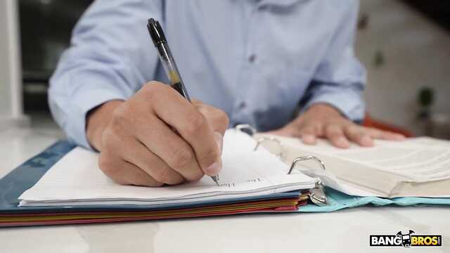 Большие груди мачехи моментально завели пасынка