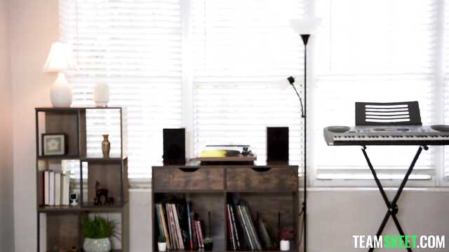 Хозяин застукал няню за кражей и трахнул на диване