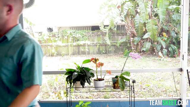 Хозяин застукал няню за кражей и трахнул на диване