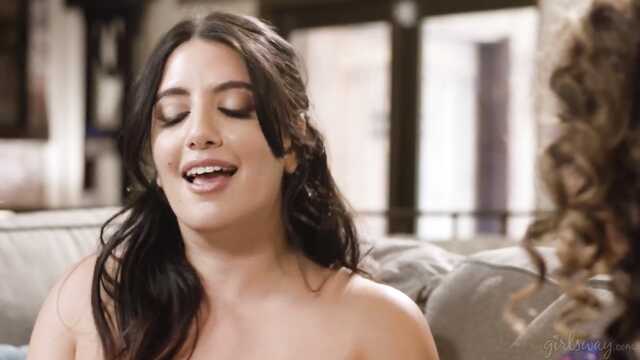 Впервые пухлые подружки пробуют лесбийский секс