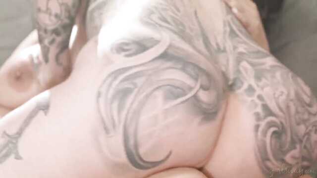 Впервые пухлые подружки пробуют лесбийский секс