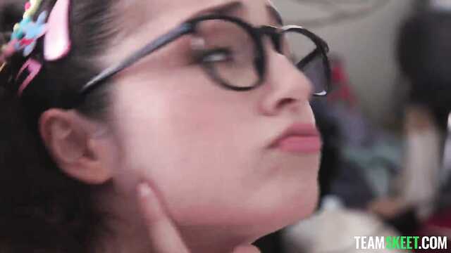 Отчим сильно вспотел трахая резвую падчерицу