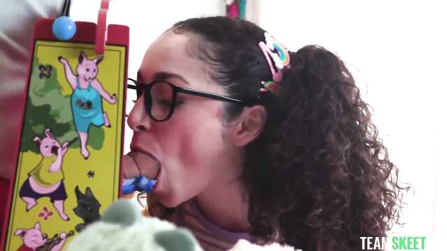 Отчим сильно вспотел трахая резвую падчерицу