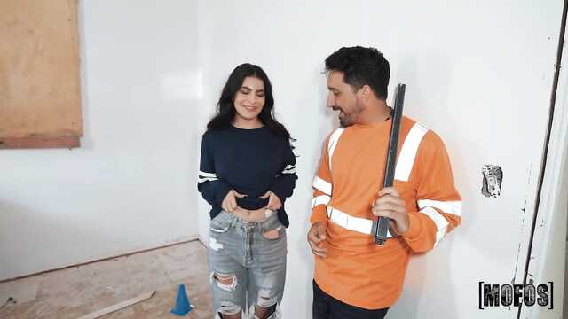 Строительная бригада устроила секс с хозяйкой дома