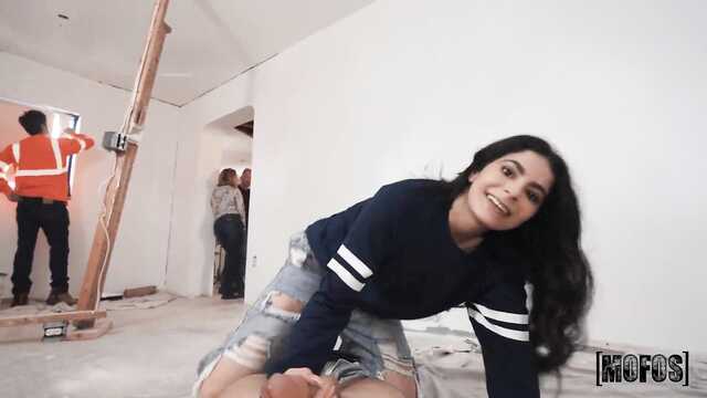 Строительная бригада устроила секс с хозяйкой дома