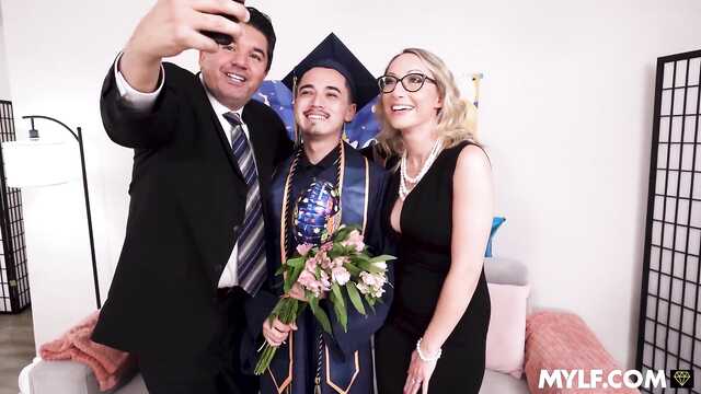 На выпускной сына дала заполучить свою сырую киску