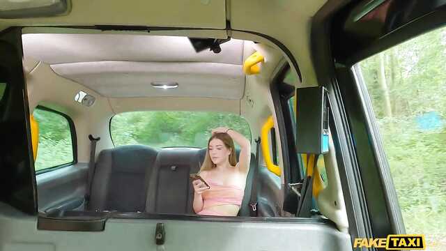 Водитель такси не удержался и засадил в пассажирку