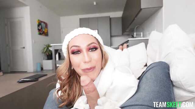 Сосед с большим членом частенько трахает меня